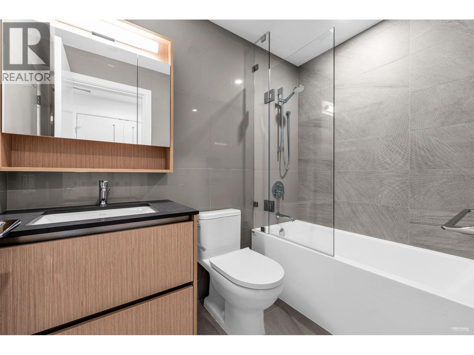 610 5593 NUMBER 3 ROAD, Richmond