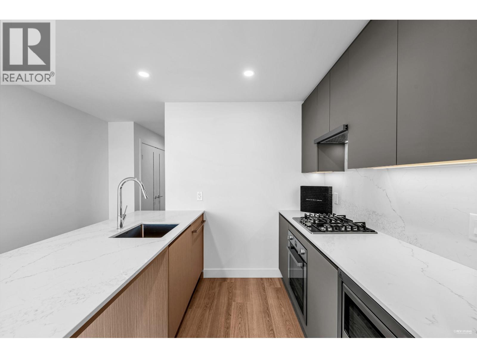 610 5593 NUMBER 3 ROAD, Richmond