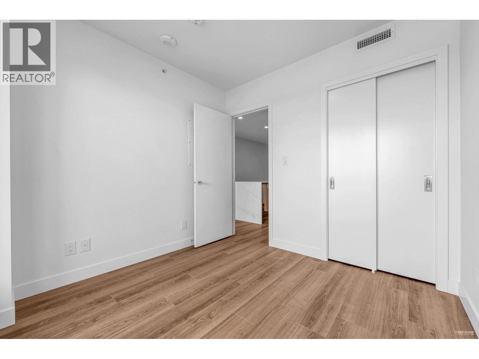 610 5593 NUMBER 3 ROAD, Richmond