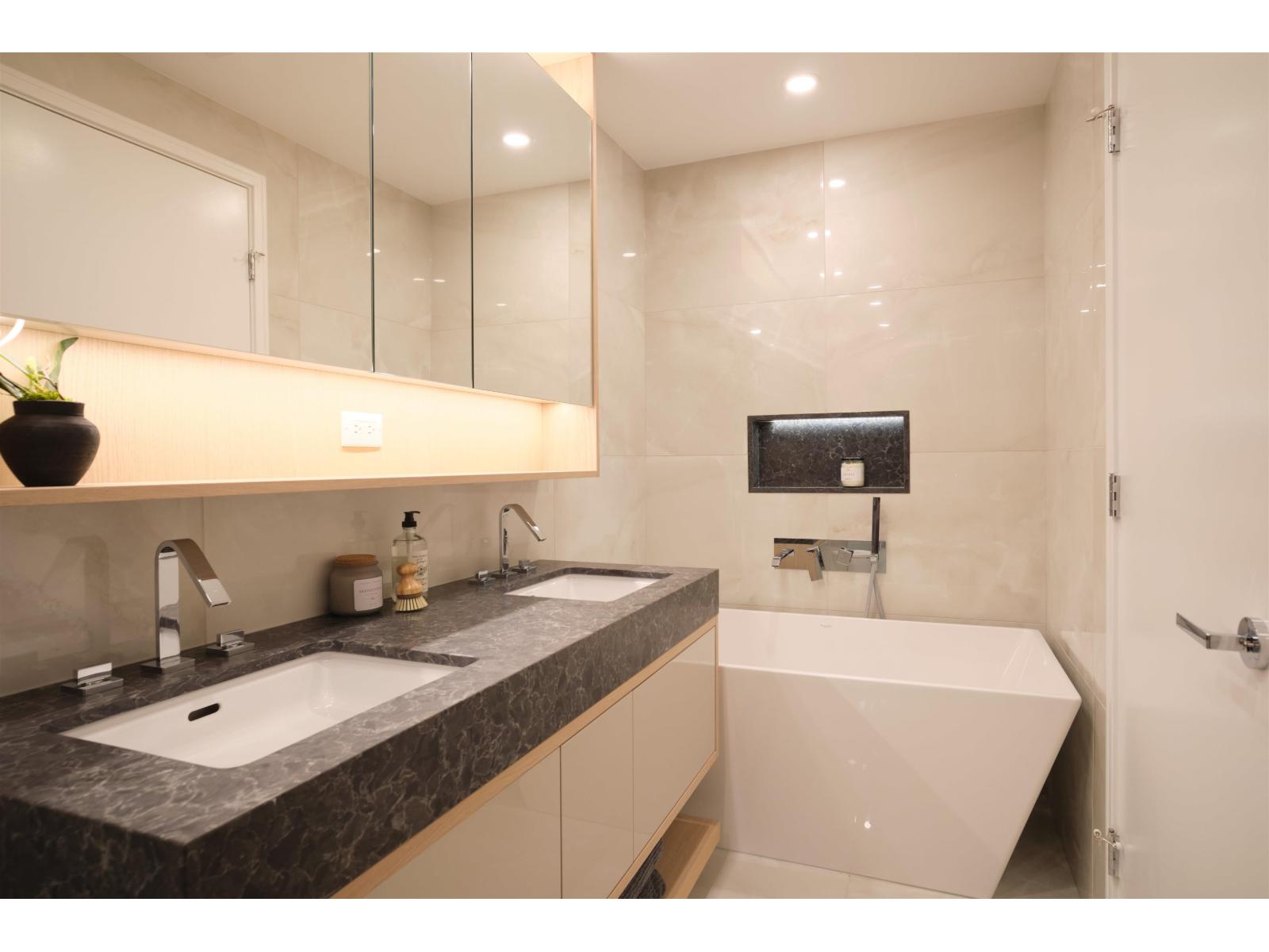208 1342 JOHNSTON ROAD, White Rock