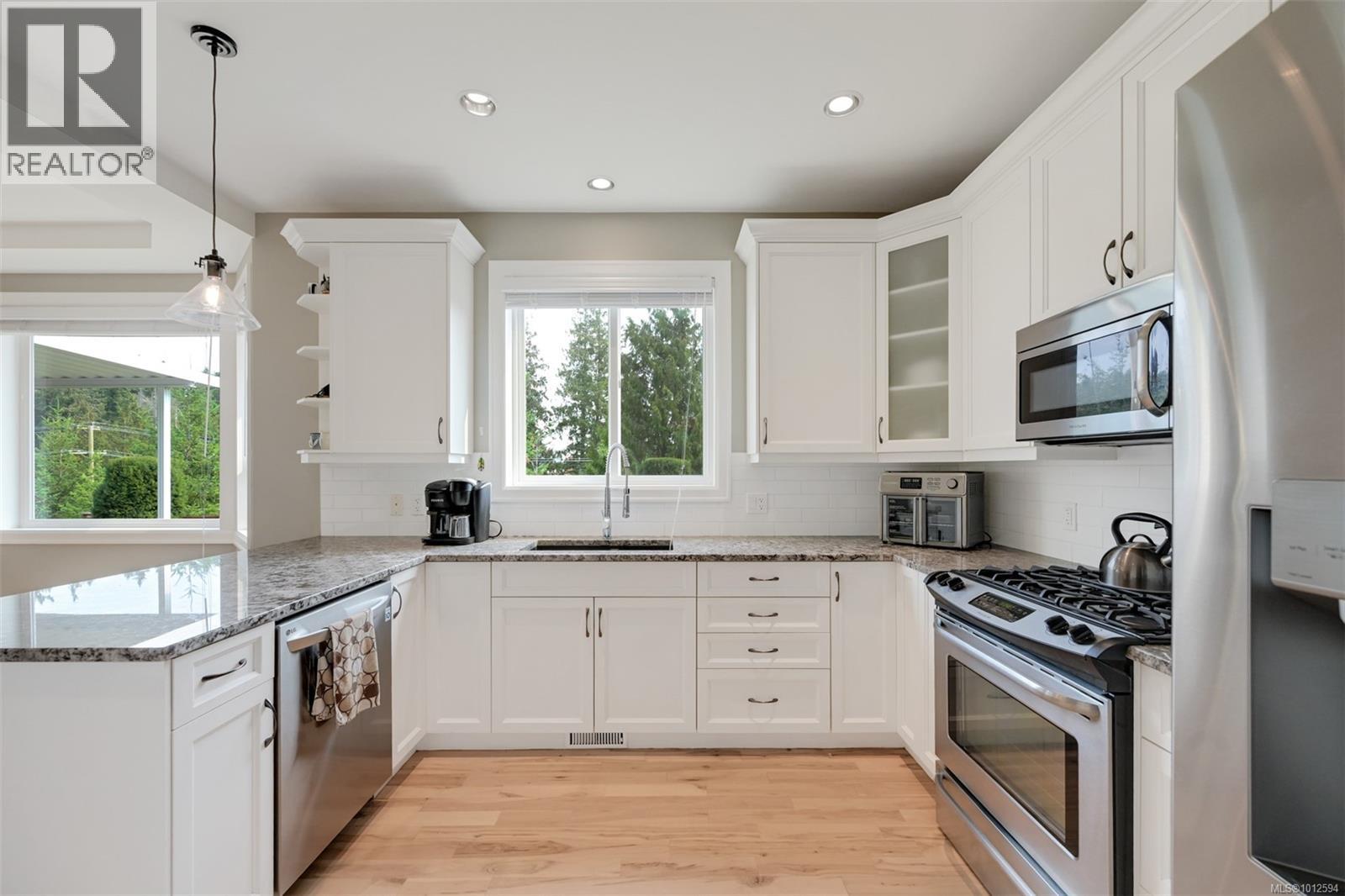 3445 Hopwood Pl, Colwood