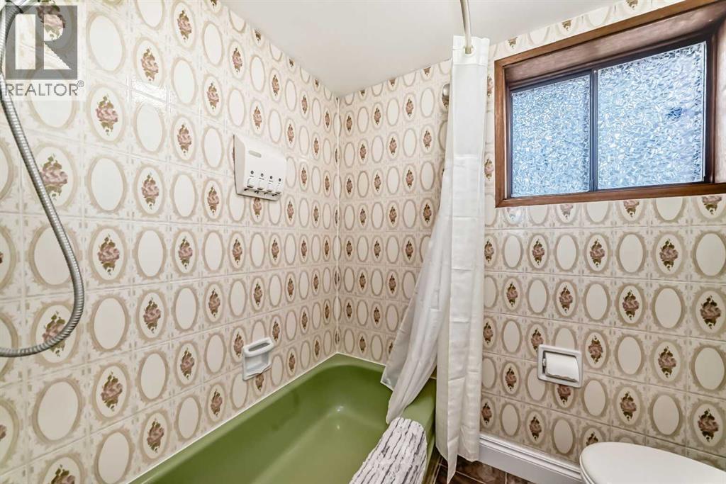 Single Family House Bi-level for Sale in  Mountain Street W Rosemont Okotoks 
