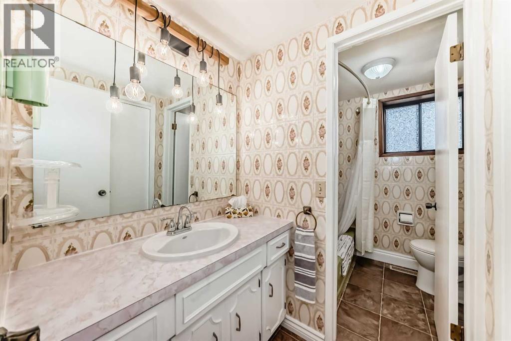 Single Family House Bi-level for Sale in  Mountain Street W Rosemont Okotoks 