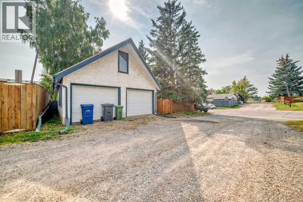 Single Family House Bi-level for Sale in  Mountain Street W Rosemont Okotoks 