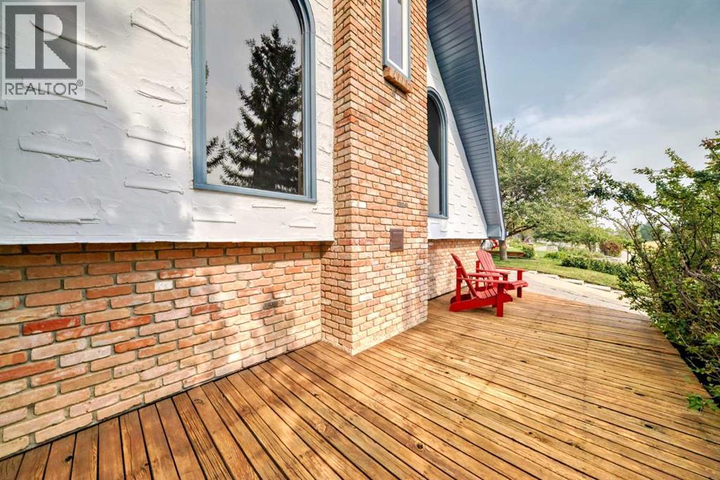 Single Family House Bi-level for Sale in  Mountain Street W Rosemont Okotoks 