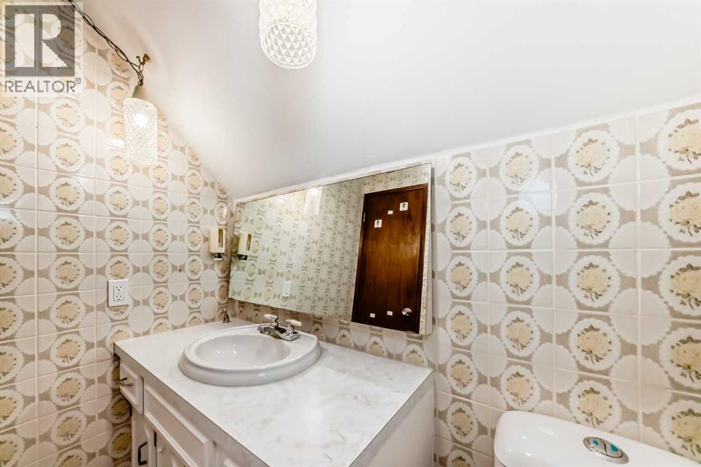 Single Family House Bi-level for Sale in  Mountain Street W Rosemont Okotoks 
