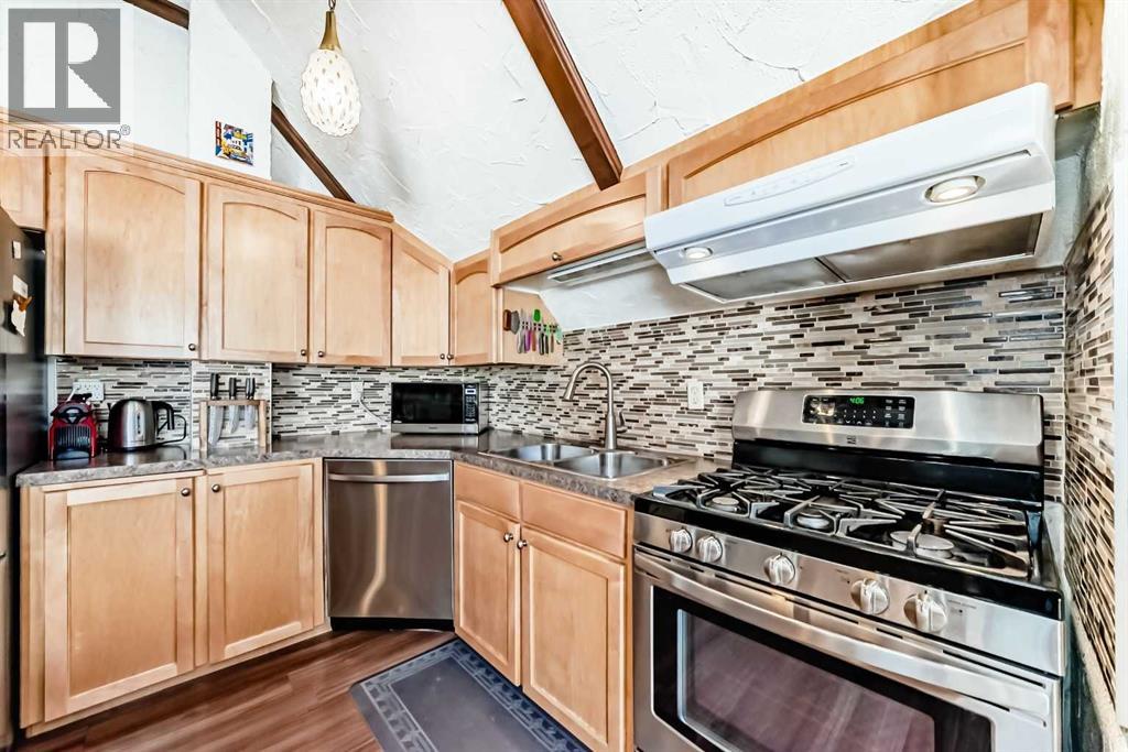 Single Family House Bi-level for Sale in  Mountain Street W Rosemont Okotoks 
