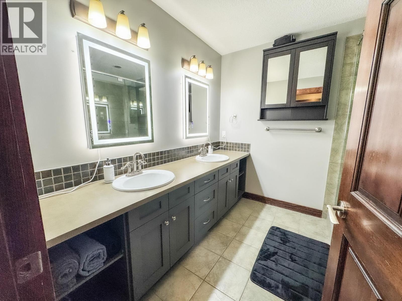960 COPPER POINT Way, Invermere