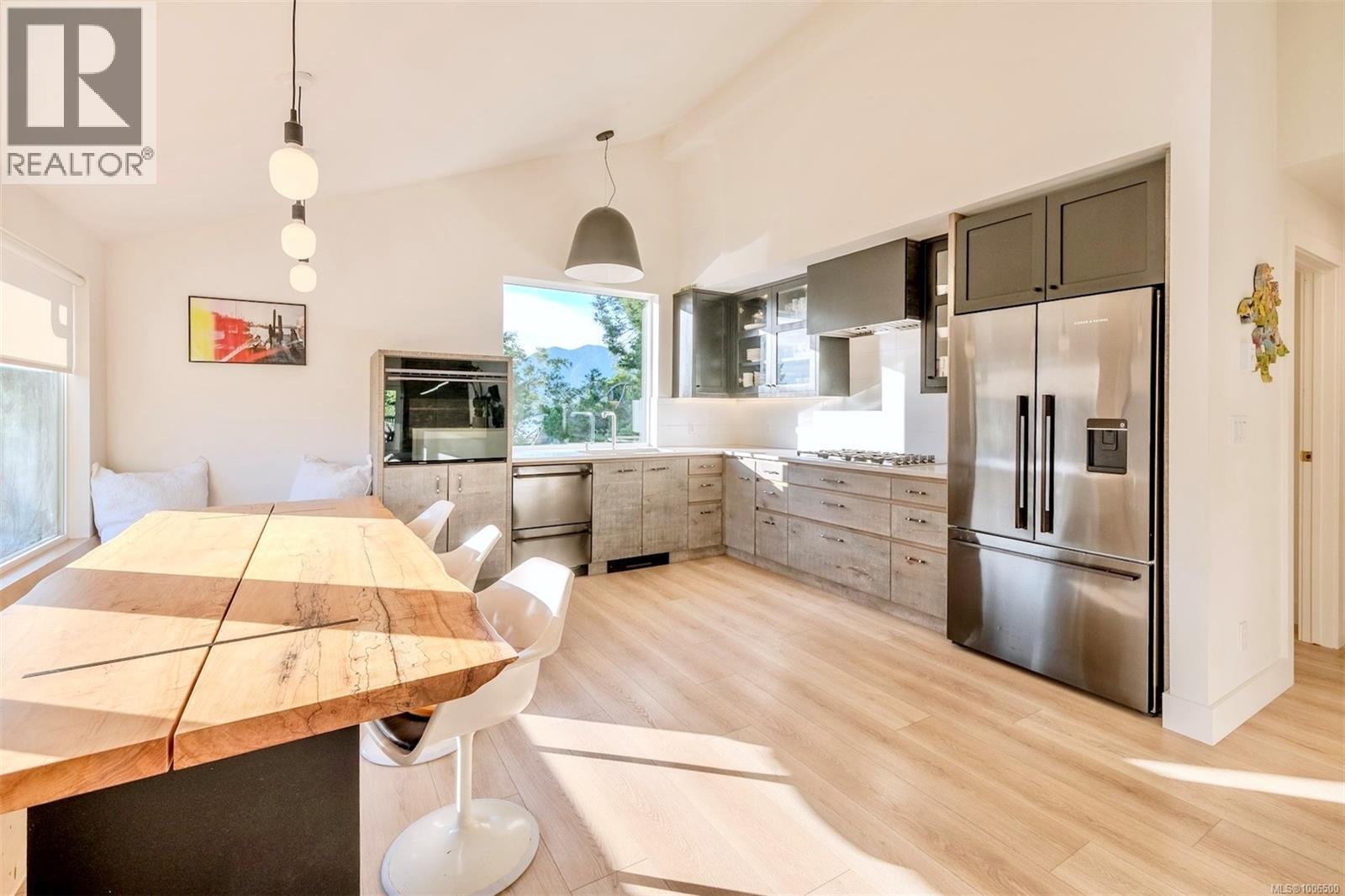 260 Neill St, Tofino