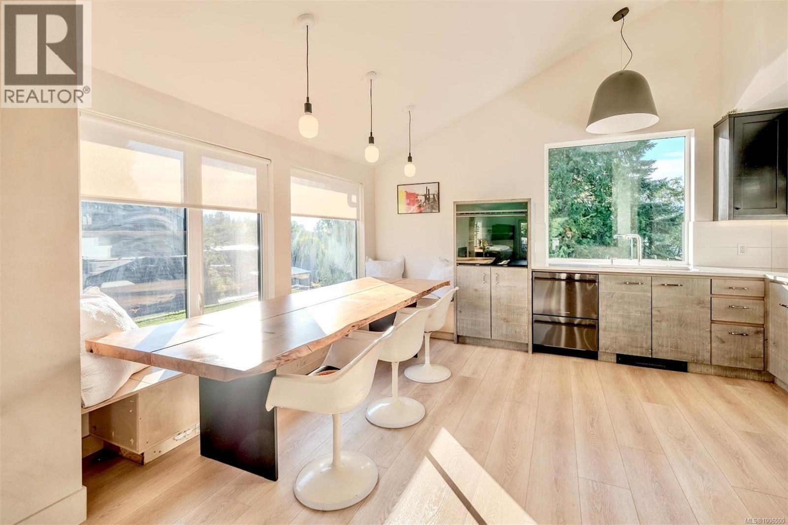 260 Neill St, Tofino