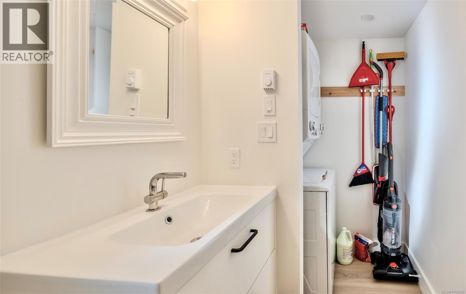 260 Neill St, Tofino