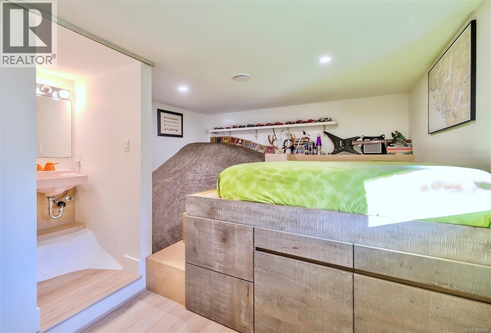260 Neill St, Tofino