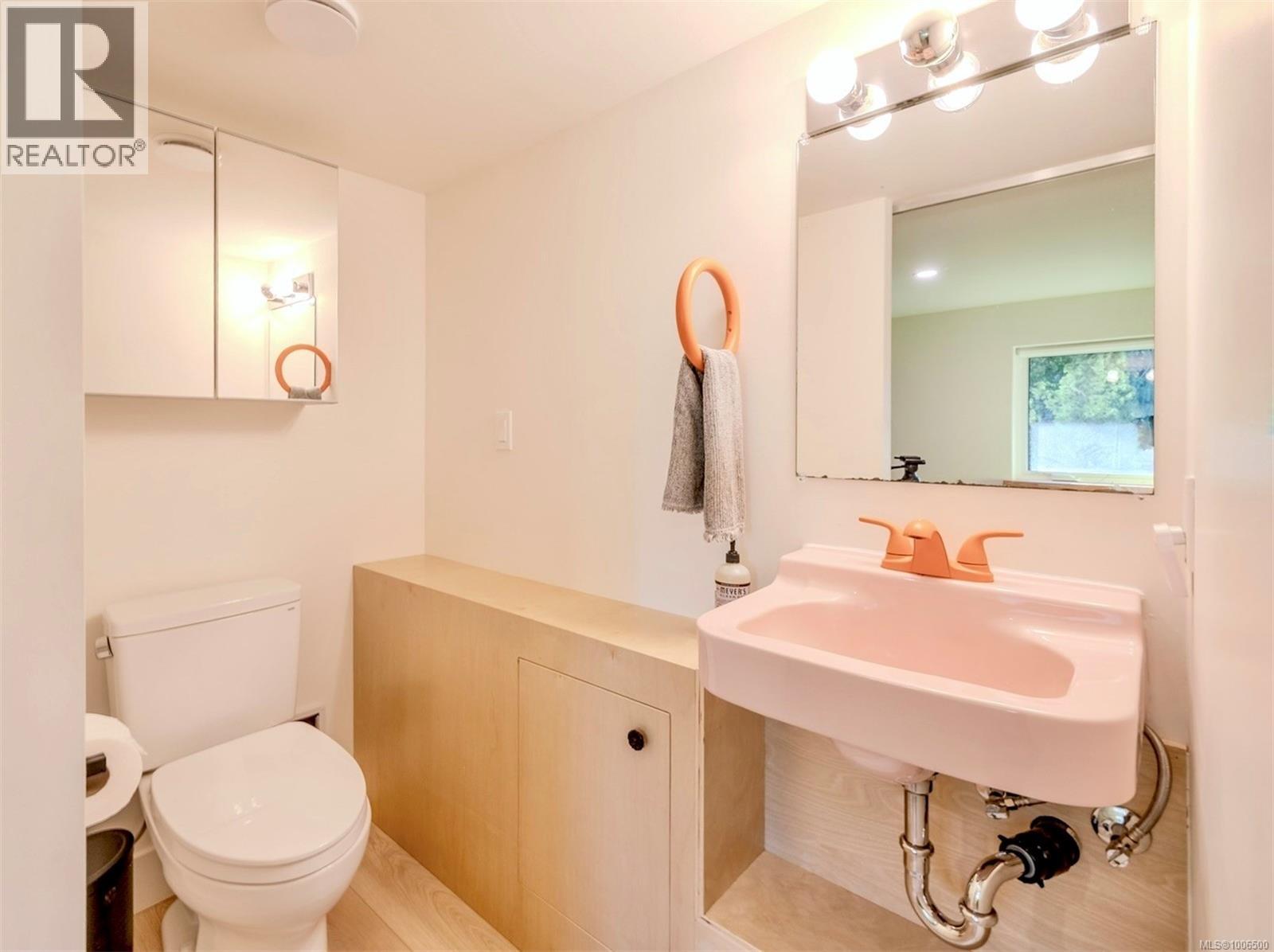260 Neill St, Tofino
