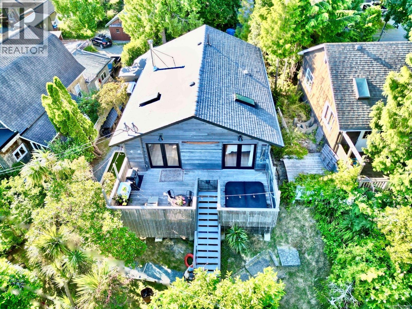 260 Neill St, Tofino