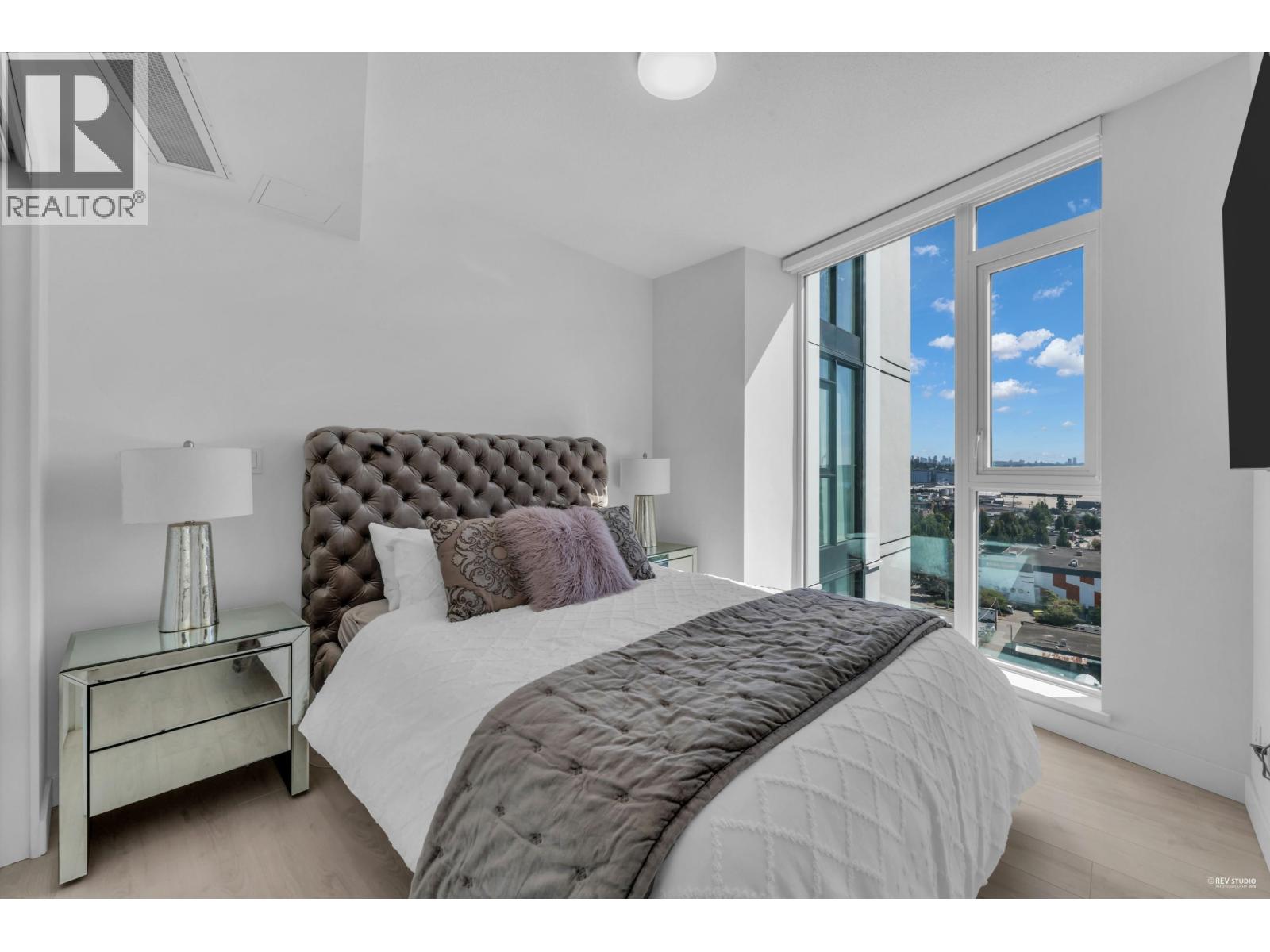 1406 1401 HUNTER STREET, North Vancouver
