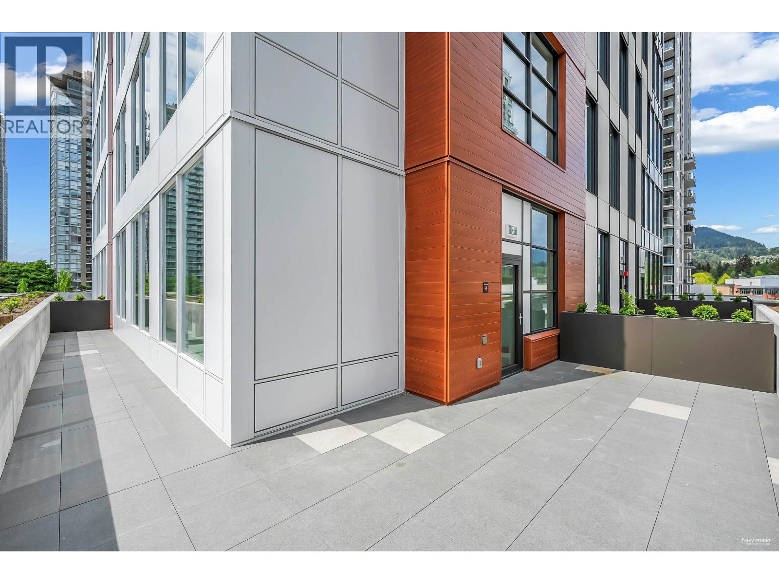 405 2992 GLEN DRIVE, Coquitlam