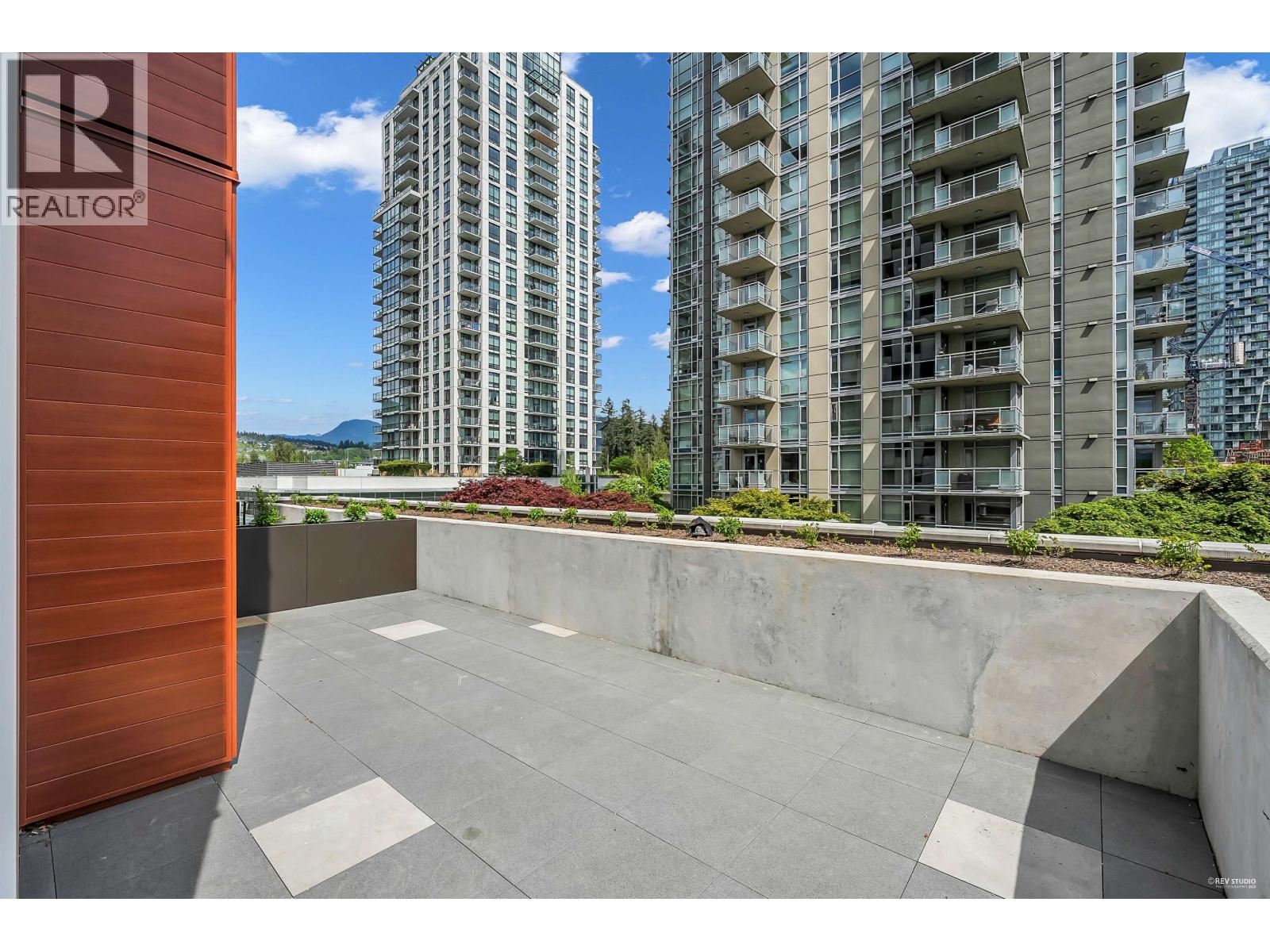 405 2992 GLEN DRIVE, Coquitlam