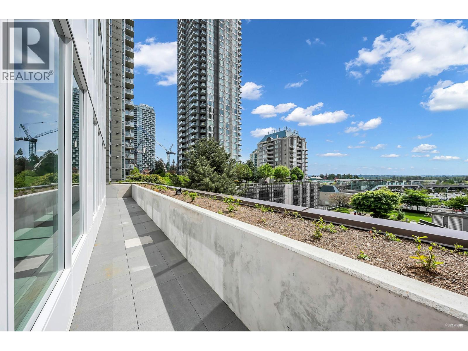 405 2992 GLEN DRIVE, Coquitlam