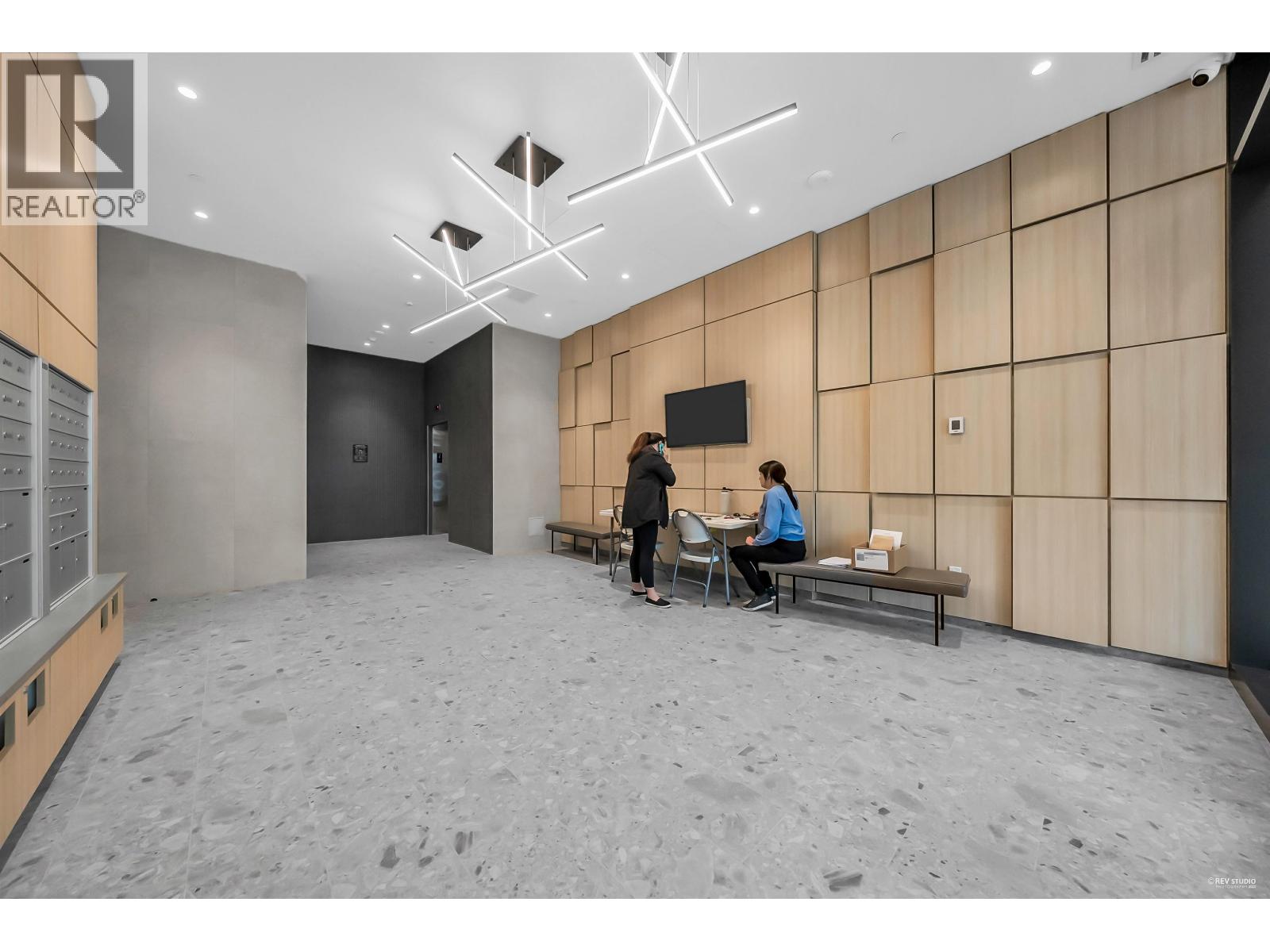 405 2992 GLEN DRIVE, Coquitlam