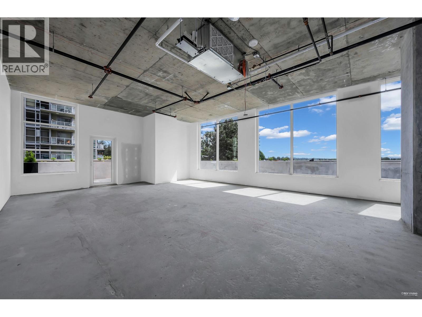 405 2992 GLEN DRIVE, Coquitlam