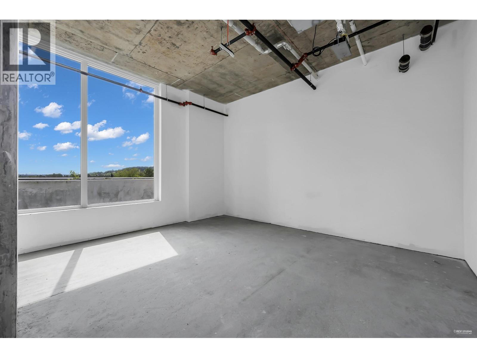 405 2992 GLEN DRIVE, Coquitlam