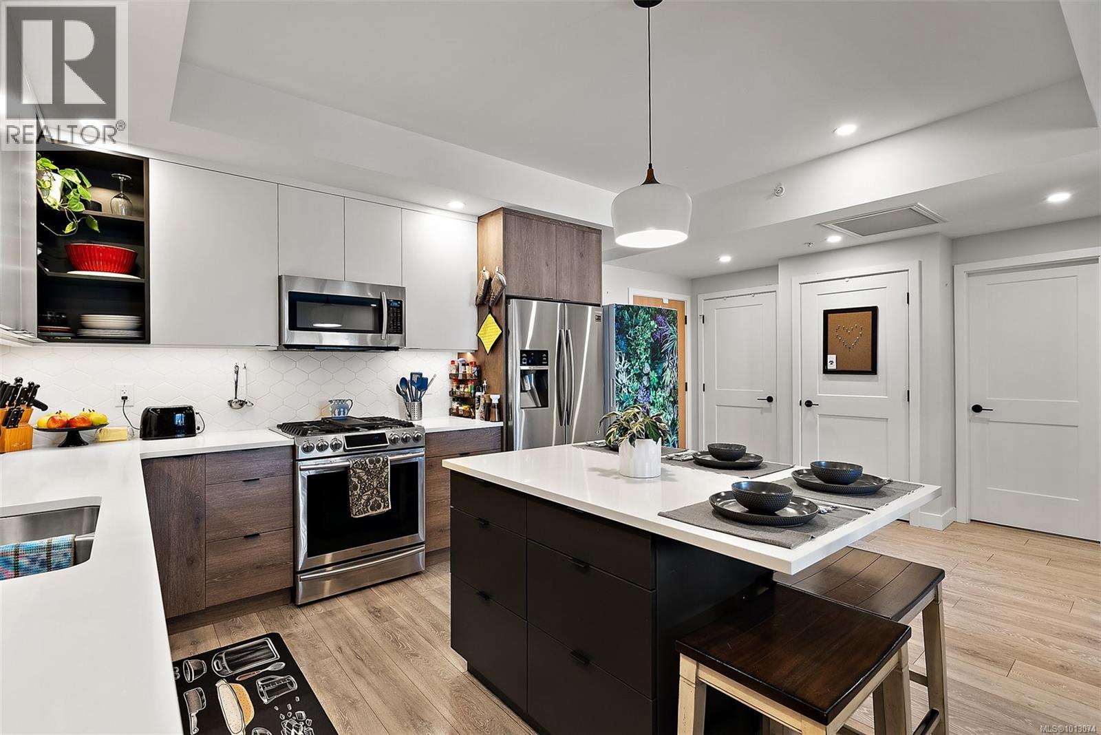 303 950 Whirlaway Crescent, Langford