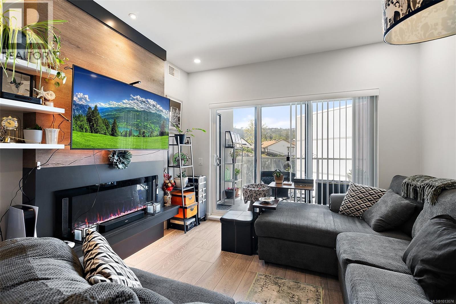 303 950 Whirlaway Crescent, Langford