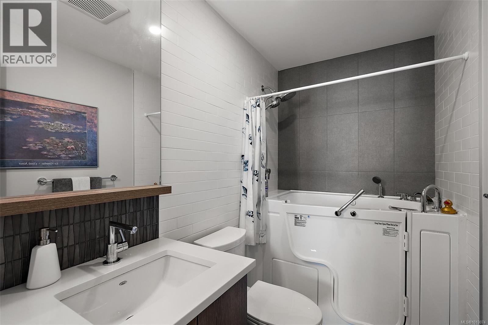 303 950 Whirlaway Crescent, Langford