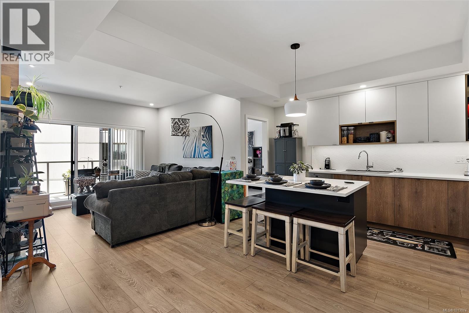 303 950 Whirlaway Crescent, Langford