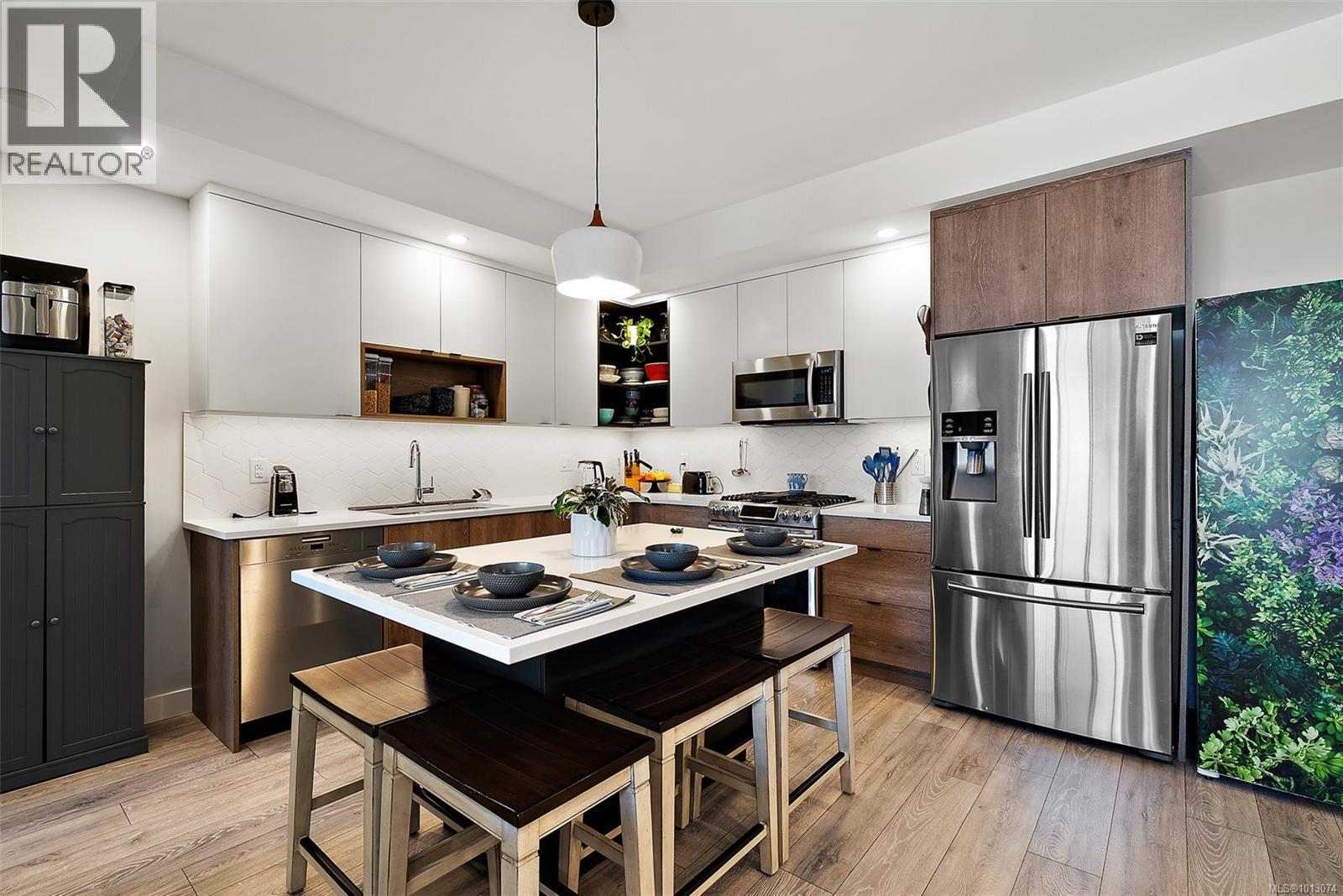 303 950 Whirlaway Crescent, Langford