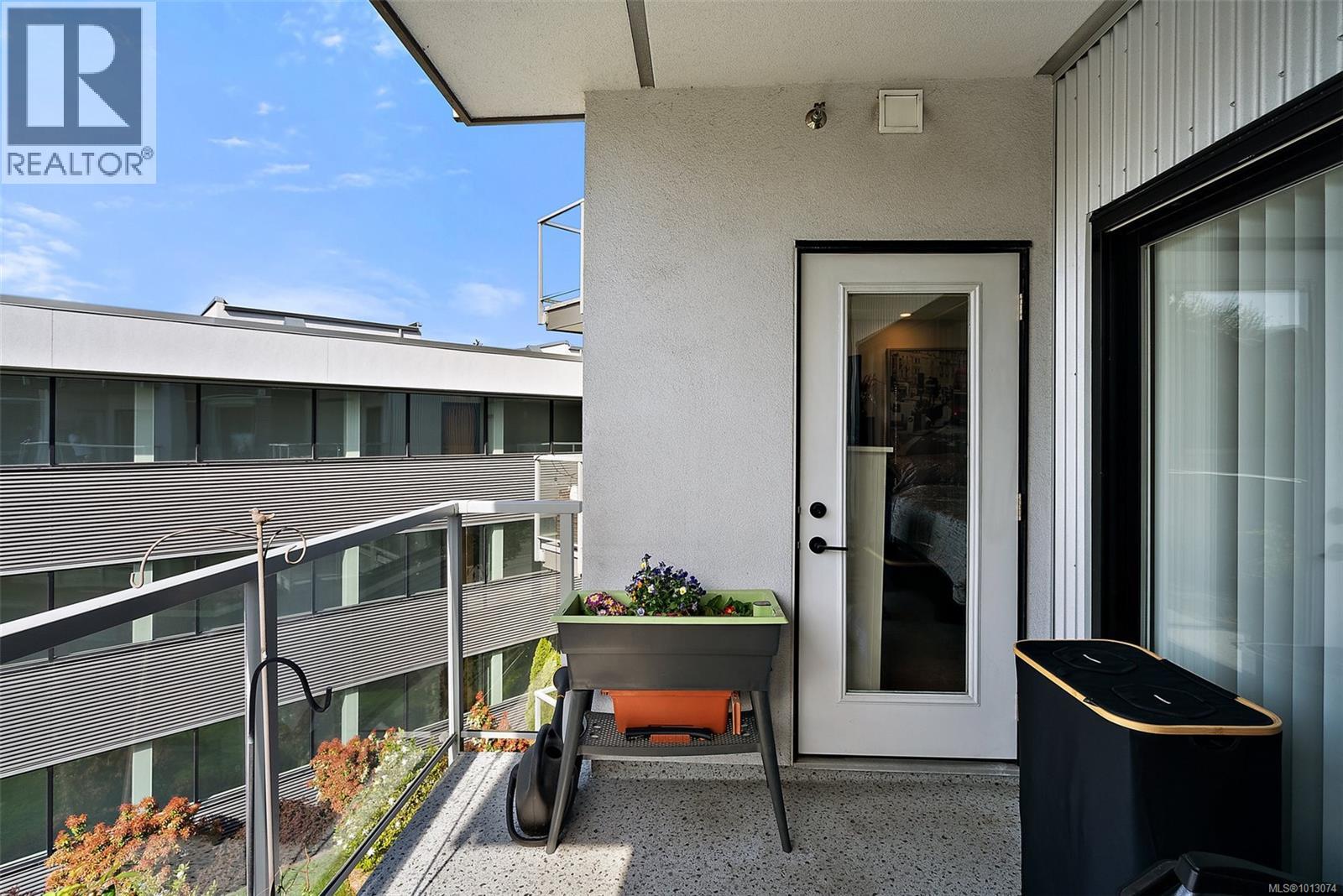 303 950 Whirlaway Crescent, Langford