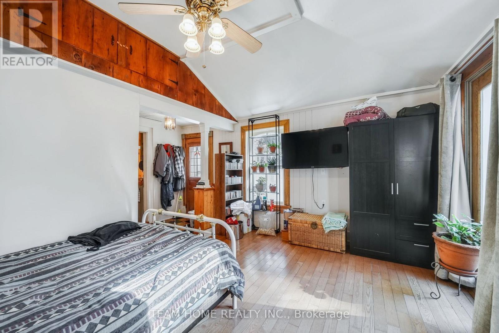 3 DUNDAS STREET E - 23