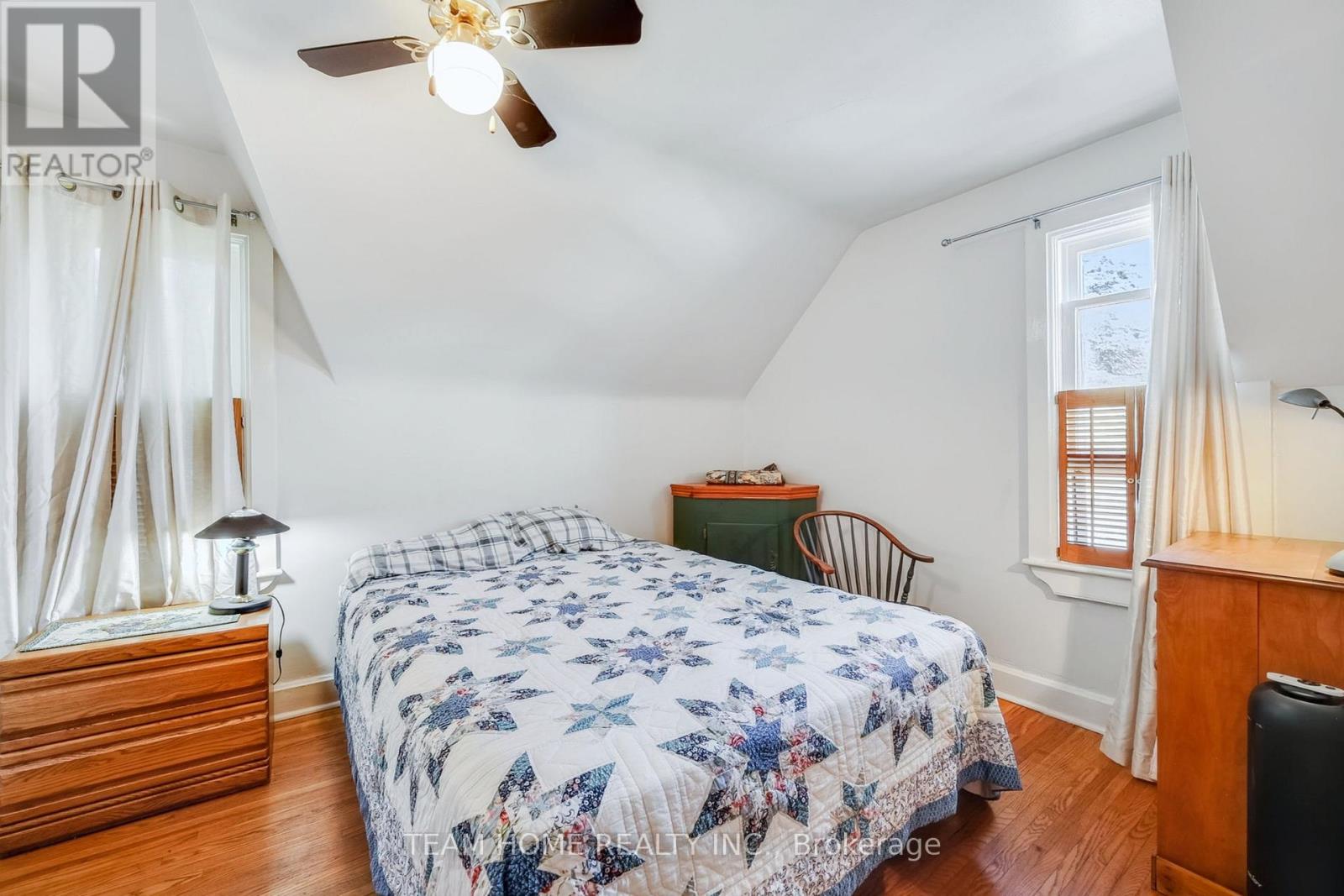 3 DUNDAS STREET E - 24