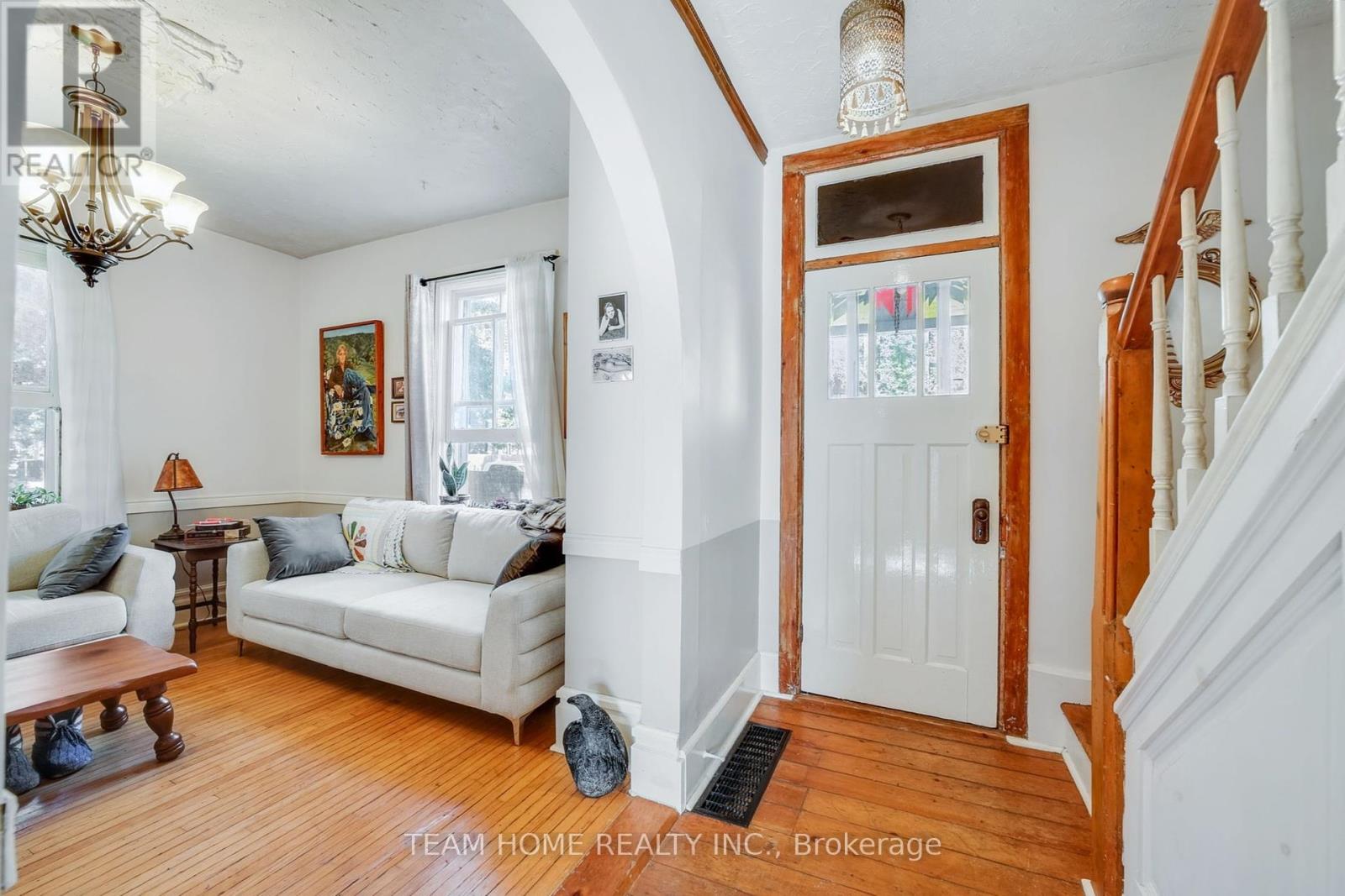 3 DUNDAS STREET E - 5