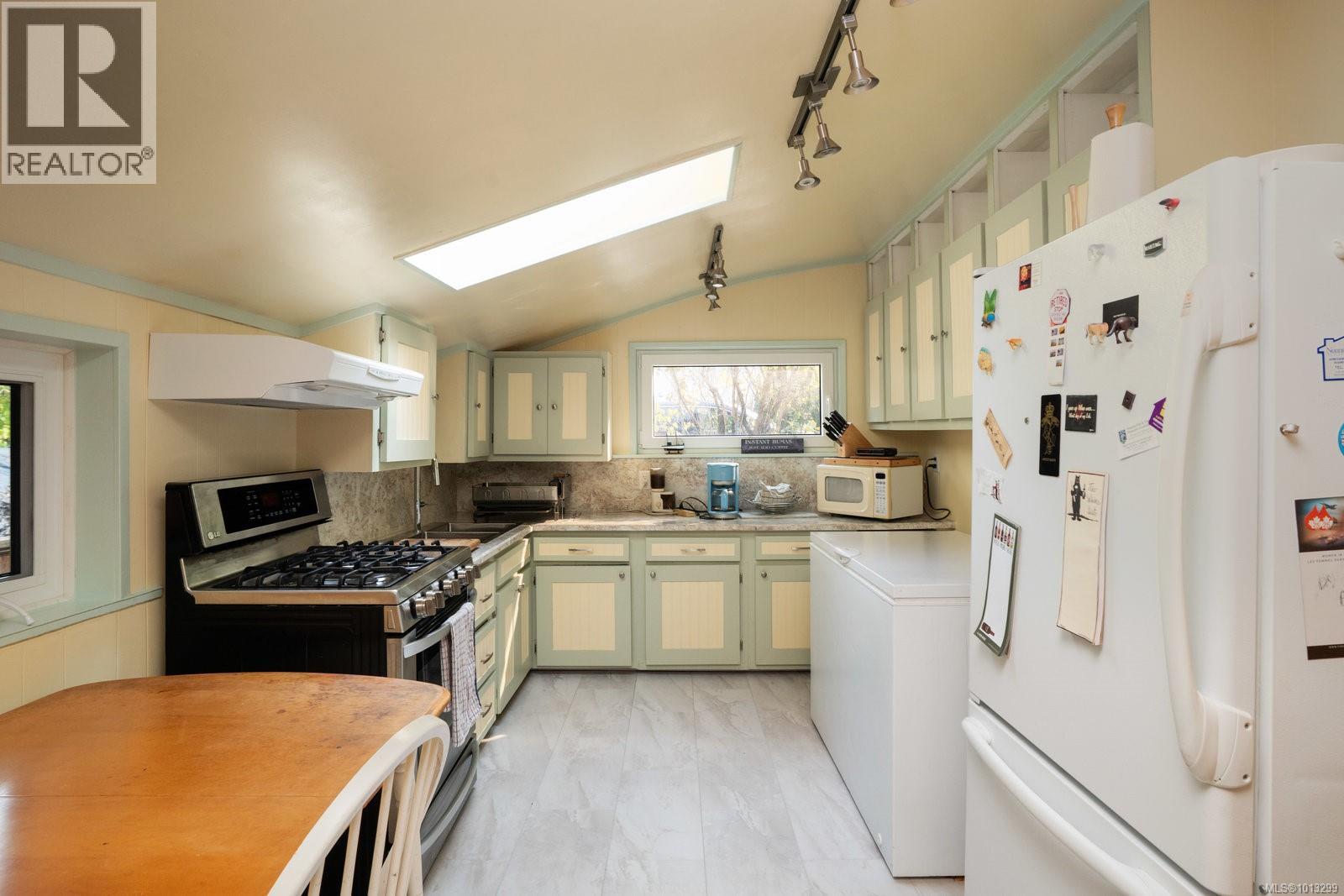  1256 Walnut Street, Victoria