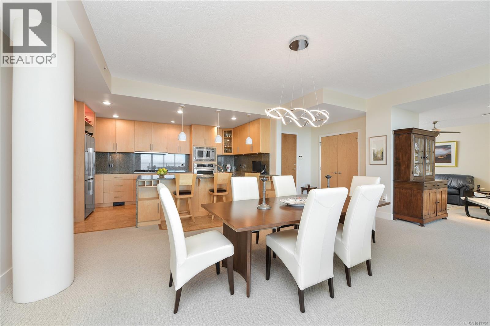 502 748 Sayward Hill Terr, Saanich