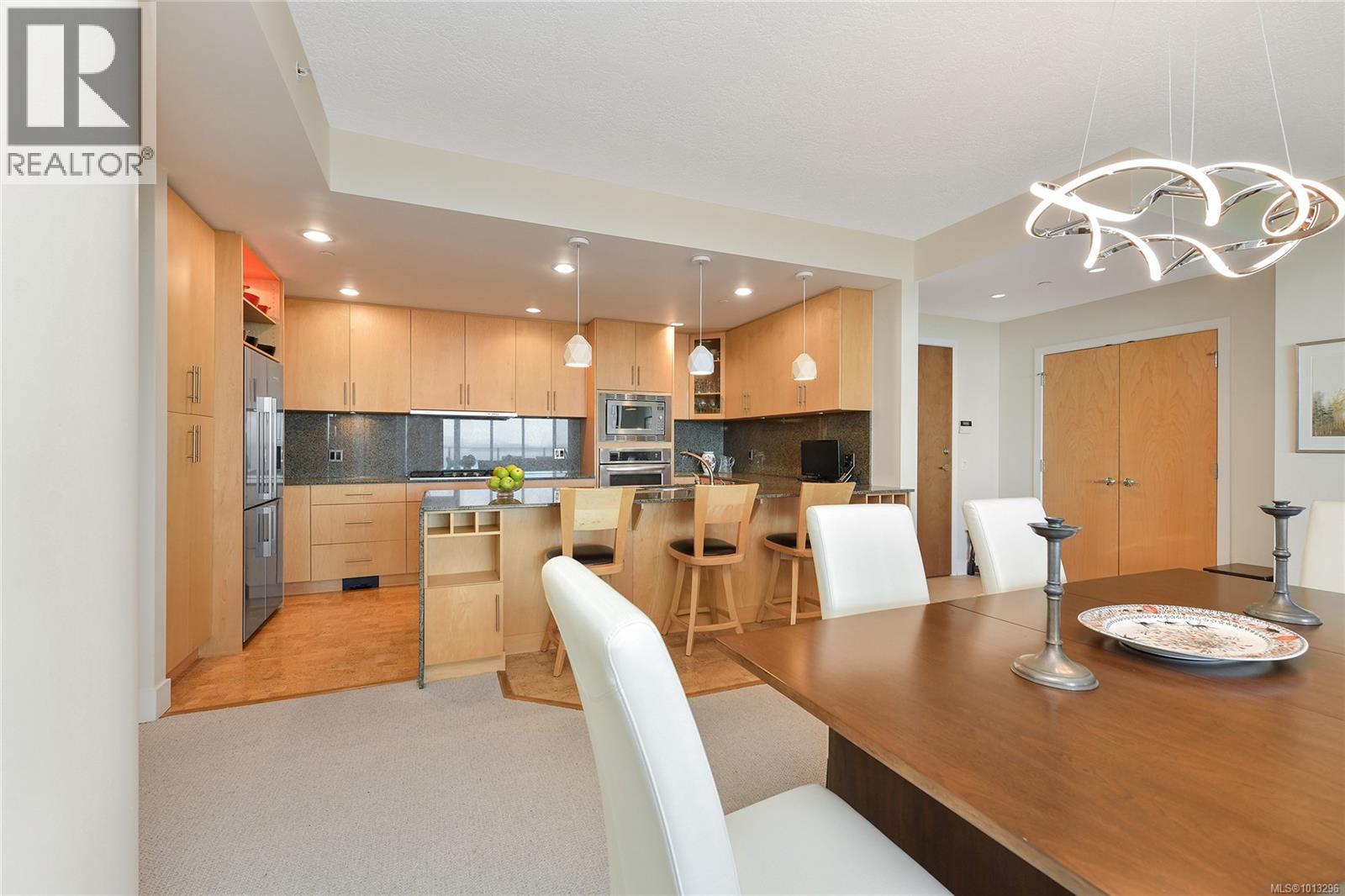 502 748 Sayward Hill Terr, Saanich