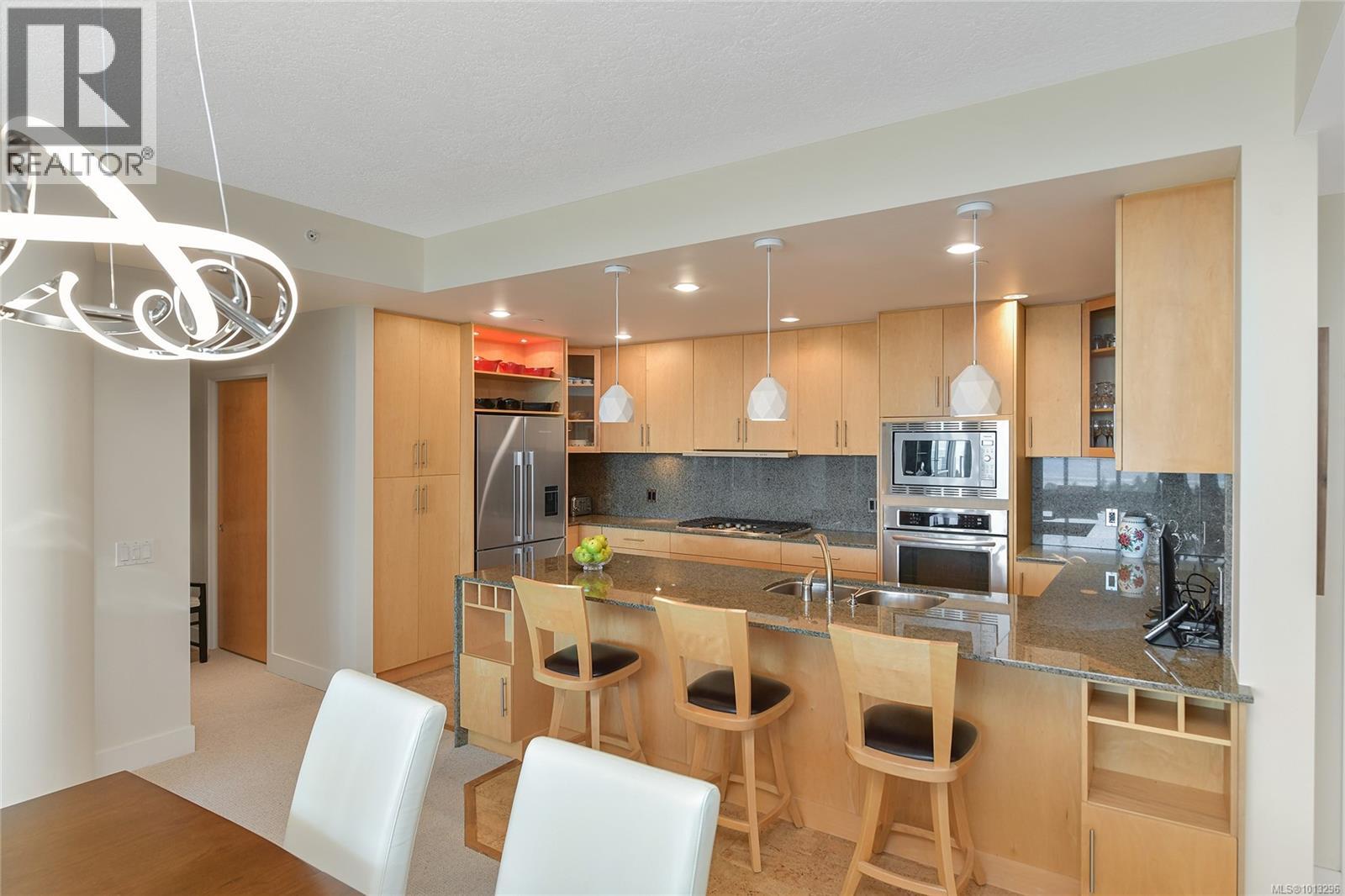 502 748 Sayward Hill Terr, Saanich