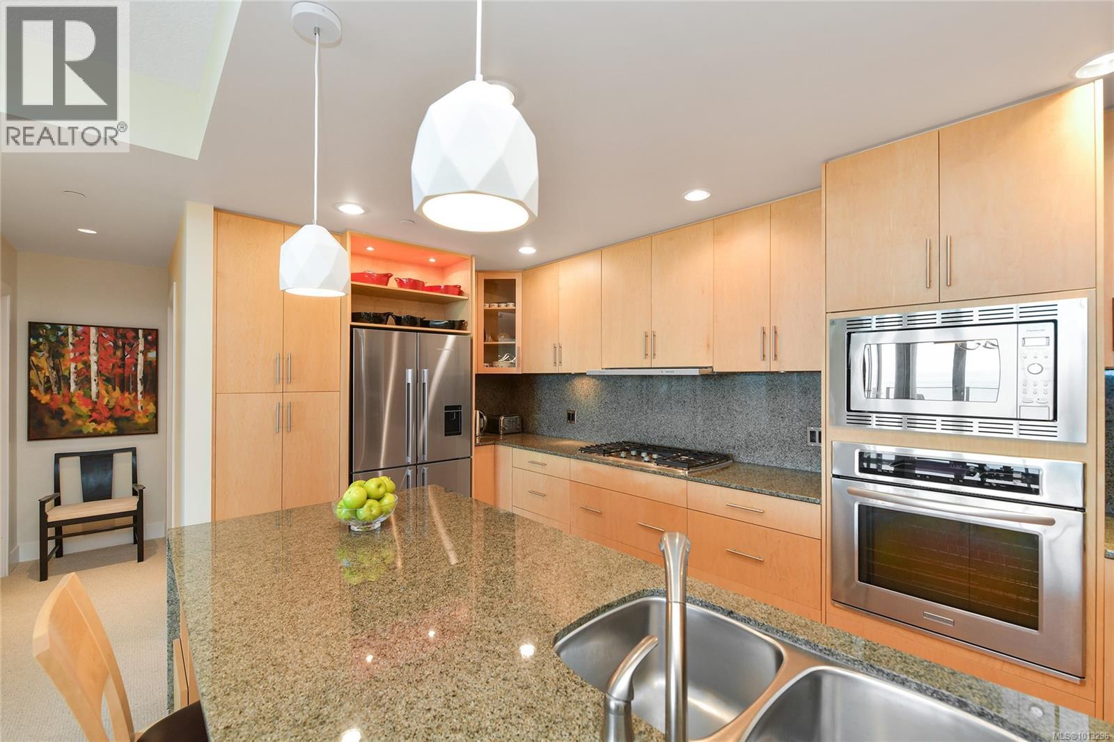 502 748 Sayward Hill Terr, Saanich