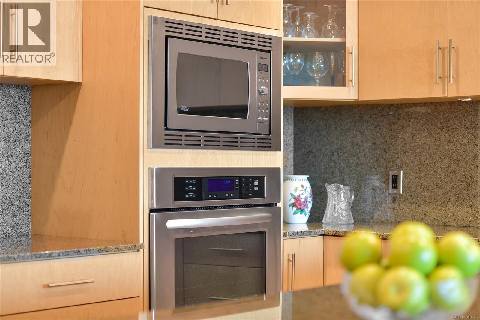 502 748 Sayward Hill Terr, Saanich