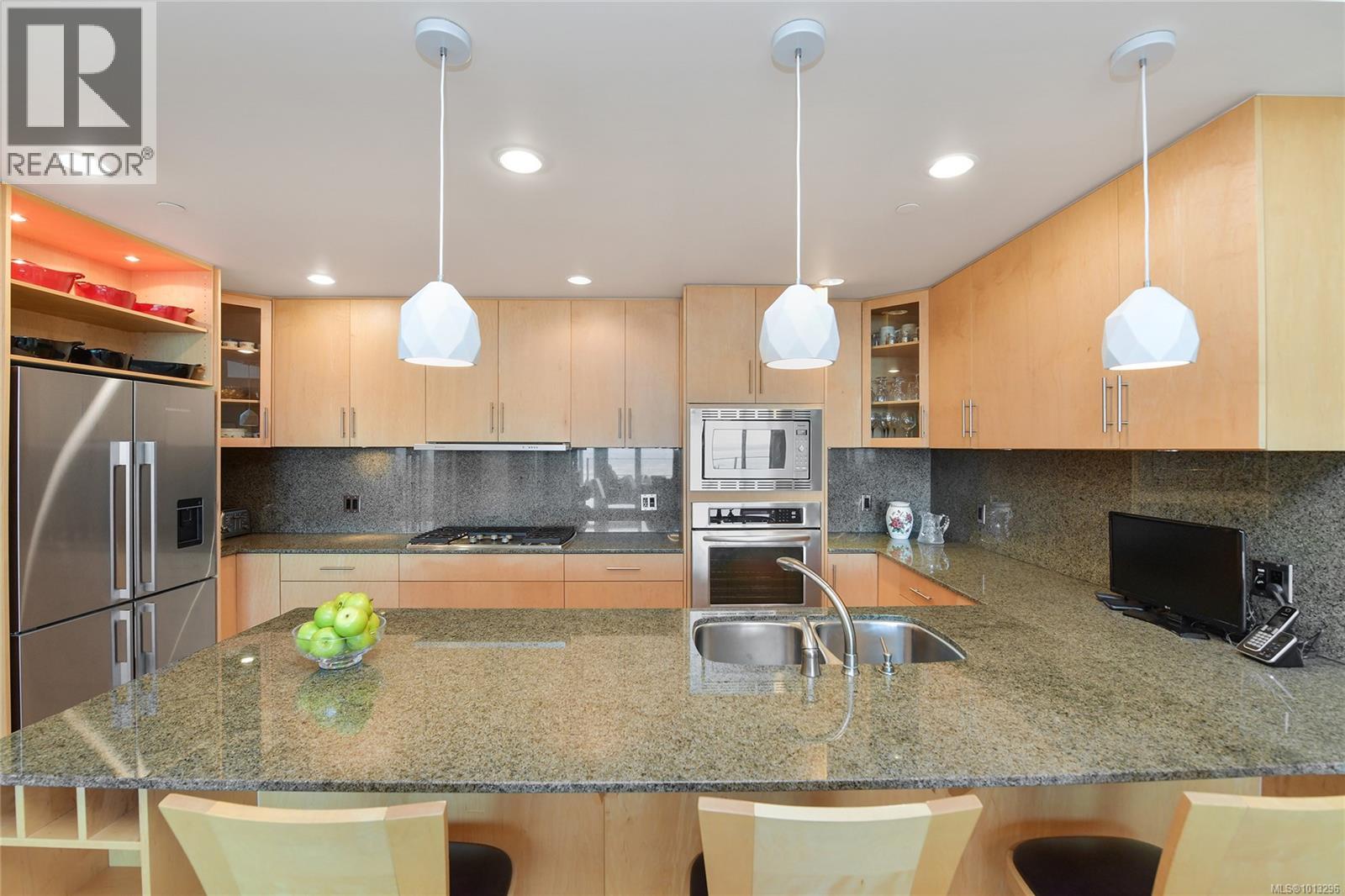 502 748 Sayward Hill Terr, Saanich