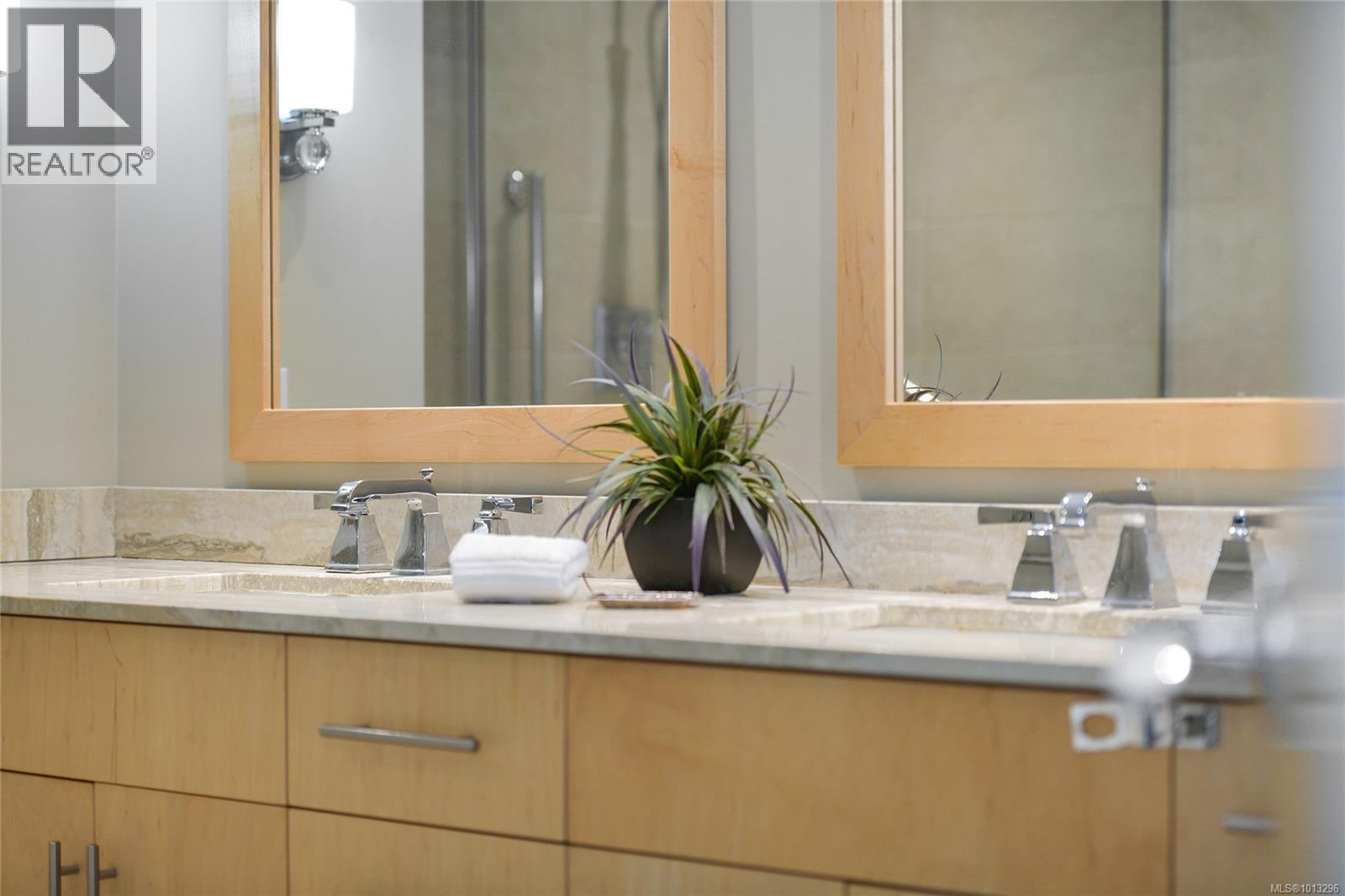 502 748 Sayward Hill Terr, Saanich