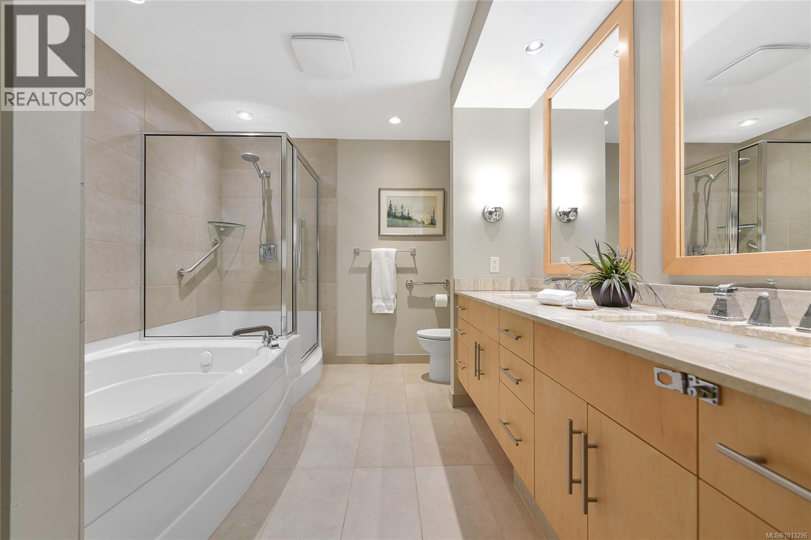 502 748 Sayward Hill Terr, Saanich