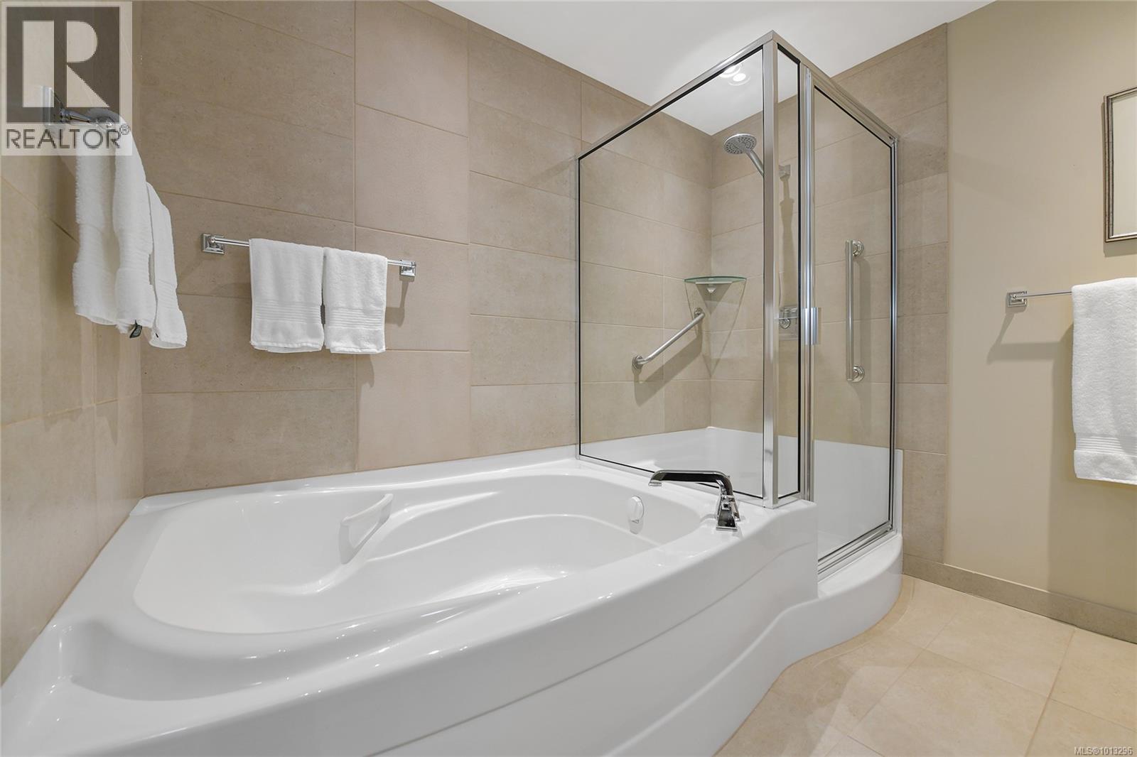 502 748 Sayward Hill Terr, Saanich