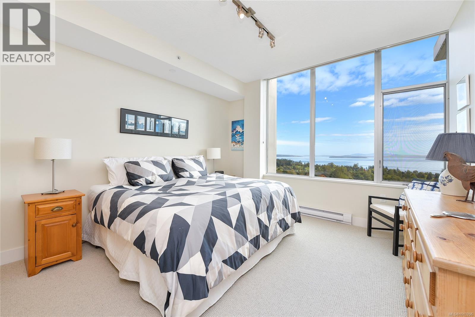 502 748 Sayward Hill Terr, Saanich