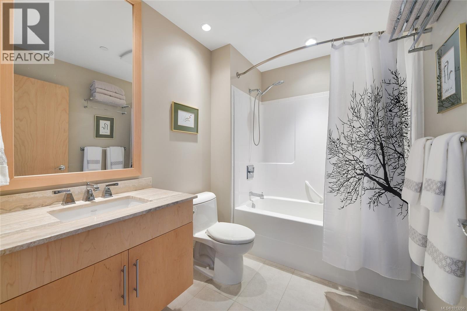502 748 Sayward Hill Terr, Saanich