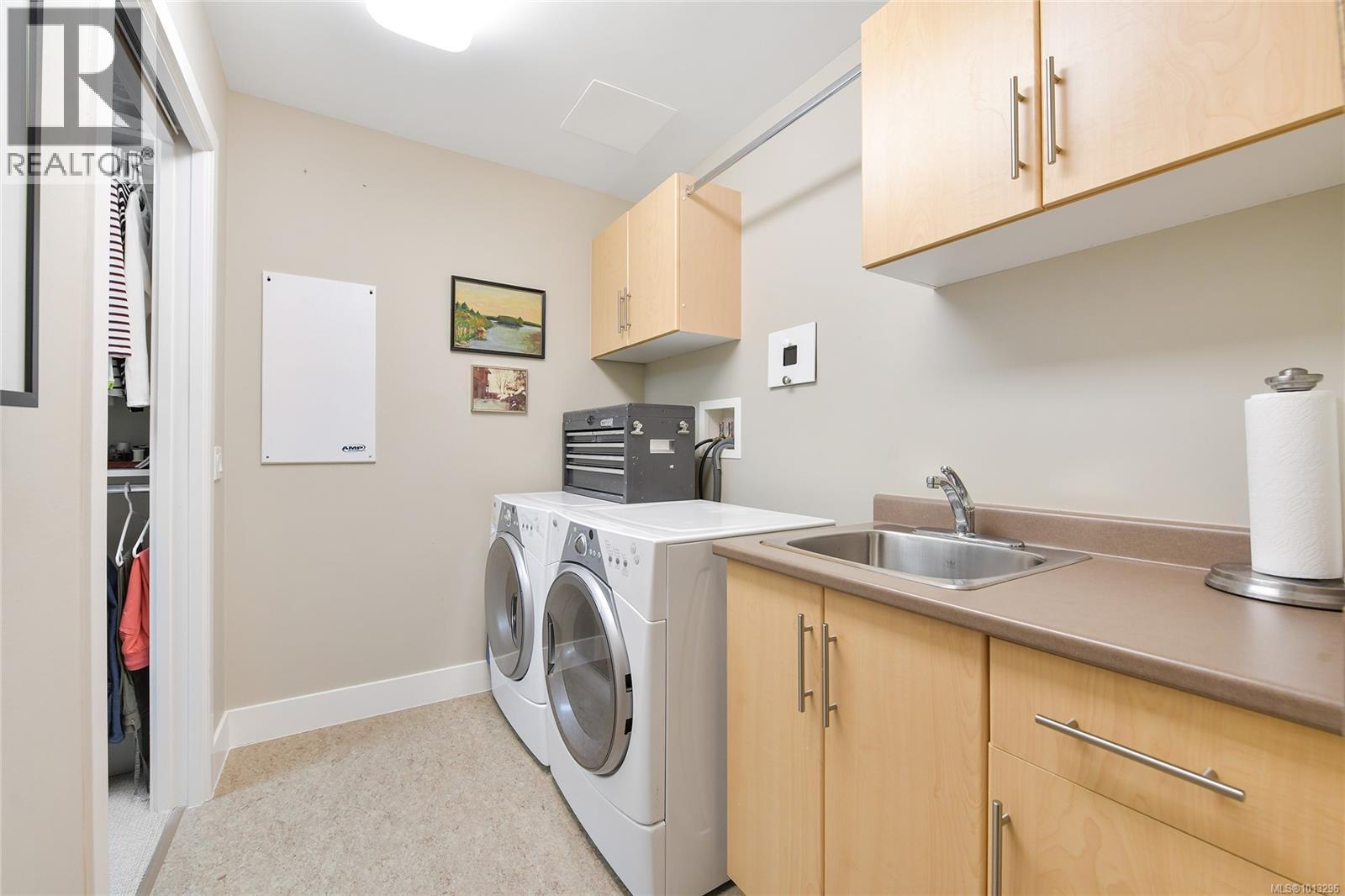502 748 Sayward Hill Terr, Saanich