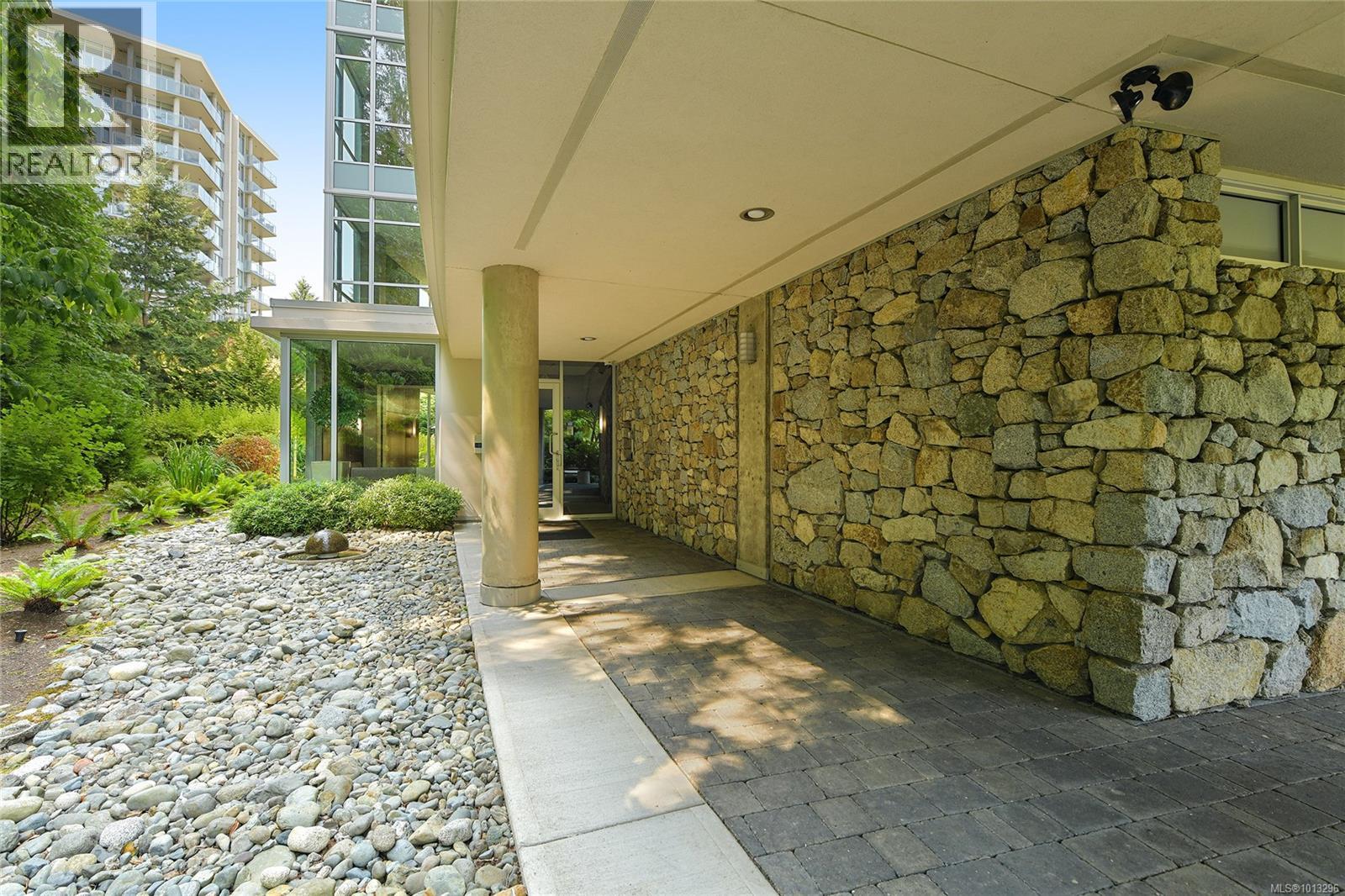 502 748 Sayward Hill Terr, Saanich
