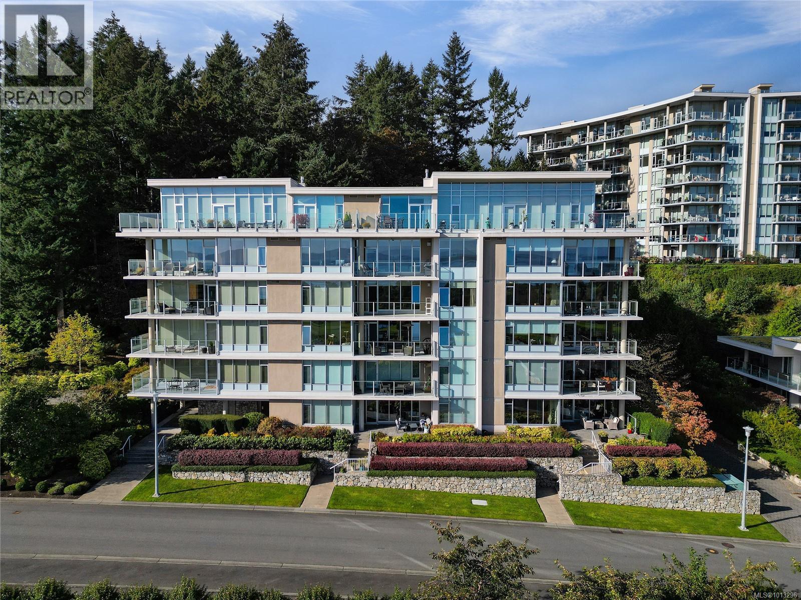 502 748 Sayward Hill Terr, Saanich