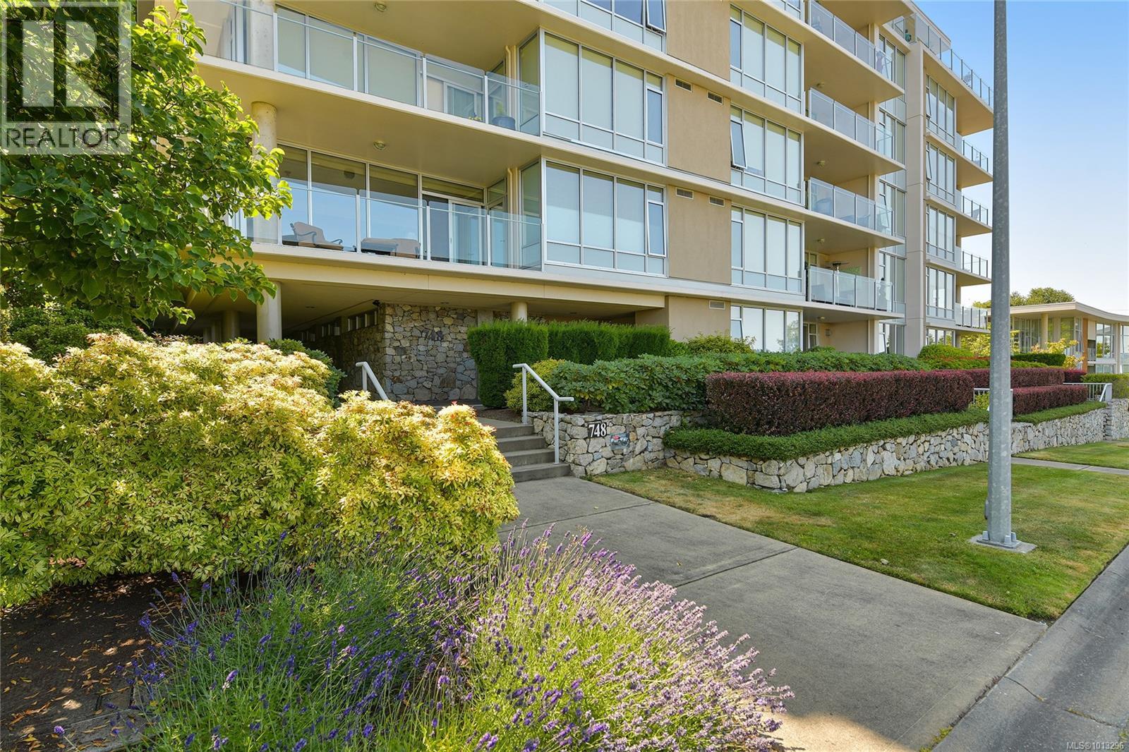 502 748 Sayward Hill Terr, Saanich